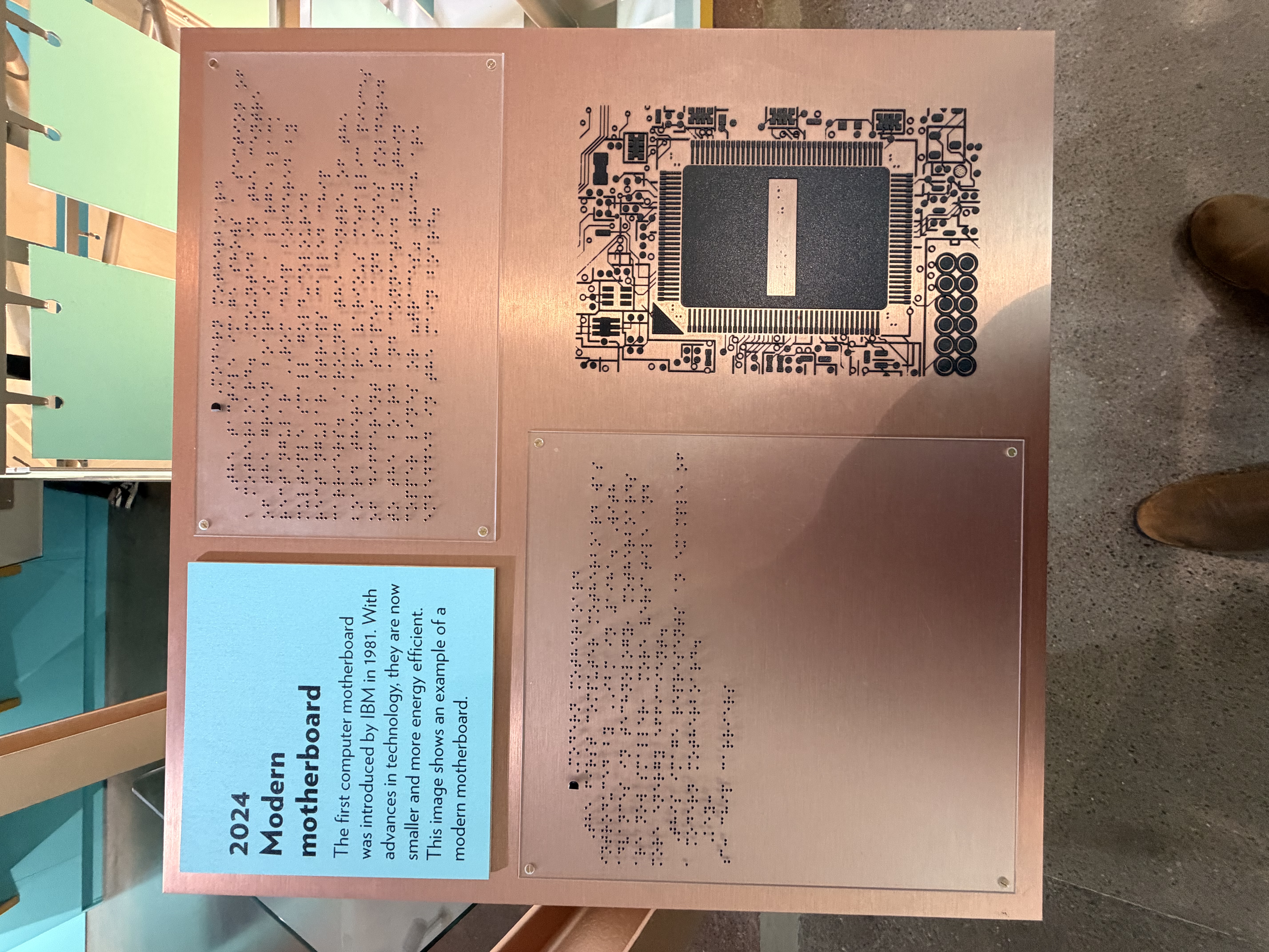 Modern motherboard plaque